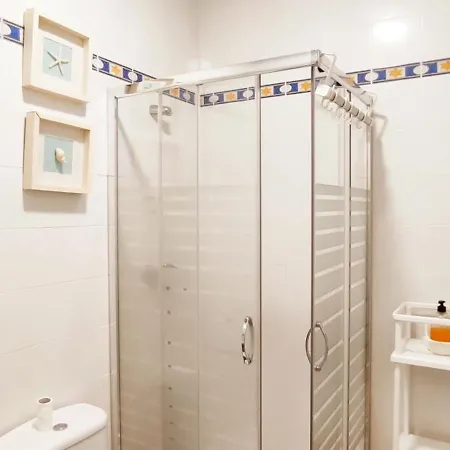 Canastas Centro A Pie De Catedral Y Playa Cadiz